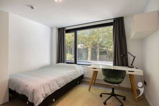 <p><span>Deze aangename studentenkamer is gelegen op de eerste verdieping van een kleinschalig studentenpand in de Vlamingenstraat, midden in het centrum van Leuven. Het gebouw werd volledig gerenoveerd in 2021 en werd sindsdien zeer goed onderhouden.</span></p><p><span>De kamer bevindt zich aan de rustige achterzijde van het gebouw en geniet dankzij de ligging van een uniek zicht op het stadspark. Met een oppervlakte van 17 m² biedt de kamer voldoende ruimte voor een comfortabel studentenverblijf.</span></p><p><span>De kamer is volledig ingericht en beschikt over een bed van 140 cm, bureau met bureaustoel, een frigo met diepvriesvak, magnetron en een ruime kleerkast. Een belangrijk voordeel is het </span><span>eigen sanitair</span><span>, bestaande uit een douche, lavabo en afzonderlijk toilet.</span></p><p><span>Op elke verdieping bevindt zich een gemeenschappelijke keuken. De keuken op de eerste verdieping wordt slechts door vier studenten gedeeld. Daarnaast kunnen de studenten gebruikmaken van een gemeenschappelijk stadstuintje.</span></p><p><span>Dankzij de centrale ligging bevinden winkels, studentenvoorzieningen, horecazaken en campussen zich op korte afstand. </span></p><p><span> </span></p><p><span>Interesse in een interessante studenteninvestering of een perfecte uitvalsbasis voor een student die centraal in Leuven wil wonen? </span><span>Contacteer ons via 016 15 31 15 of info@immolivit.be</span><span> </span></p>