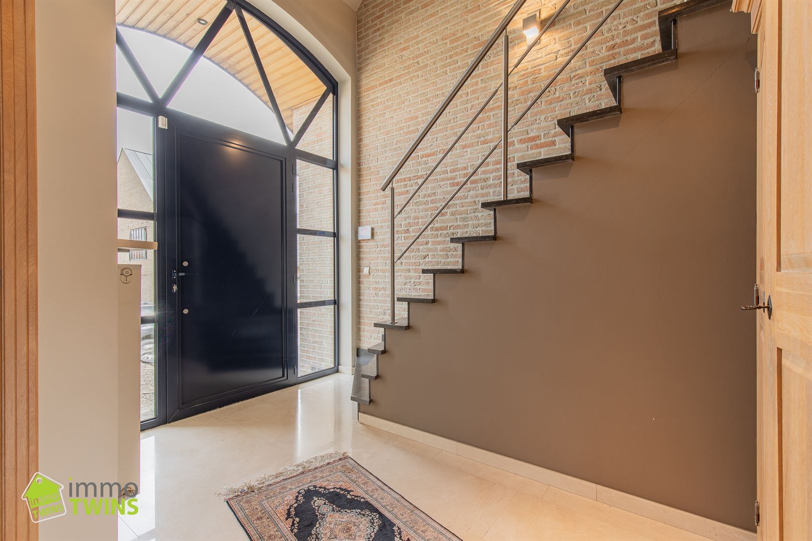 Prachtige instapklare open bebouwing te huur met afgesloten tuin en dubbele garage - foto 2