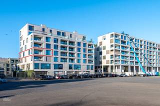 Residentie Hippopolis. Een van de meest gegeerde woonlocaties van Waregem. Lichtrijk hoek-appartement bestaande uit een inkomhall, lichtrijke living, ingerichte open keuken, 2 slaapkamers met elk badkamer, grote terrassen (zonnekant vooraan, zicht op renbaan achteraan). Ganse dag zon (zonwering voorzien). Met mooie materialen afgewerkt. Inclusief 2 private standplaatsen. (Momenteel verhuurd)