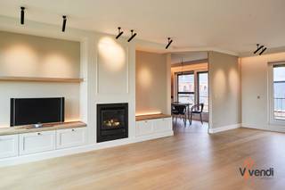 Op een rustige locatie nabij het centrum bevindt zich deze riante en luxueus afgewerkte penthouse van ca. 185 m².Het appartement is bereikbaar via...