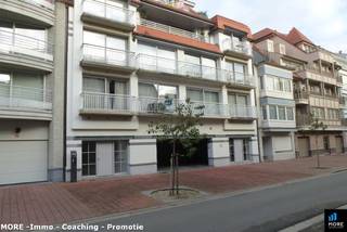 <span><strong>OPTION...</strong></span><br />Emplacement de stationnement accessible par une large porte sectionnelle automatisée. Accès par la rue des Duinviooltjes. Emplacement idéal...<br /><br /><br /><span><strong>Location sous conditions ; Voir www.more.be, "annexes" et sous réserve de disponibilité.</strong></span>