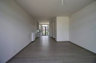 Dit appartement biedt een aangename woonervaring dankzij de ruime inkomhal, een lichtrijke woonkamer met open en volledig ingerichte keuken, twee comfortabele slaapkamers en een moderne badkamer met inloopdouche. Daarnaast is er een apart toilet, een praktische berging, en twee gezellige terrassen waar u heerlijk kunt ontspannen.Extra troeven zijn de aparte kelderberging en een handige autostaanplaats. Bovendien beschikt het gebouw over een fietsenstalling en geniet u van een autoluwe omgeving, ideaal gelegen in het rustige centrum van Kruibeke. De bereikbaarheid is uitstekend, met vlotte verbindingen naar omliggende gemeenten zoals Burcht, Zwijndrecht, Bazel en Rupelmonde. Antwerpen is bovendien eenvoudig te bereiken via de waterbus.De maandelijkse vaste kosten bedragen slechts 60,00 euro, en het appartement is beschikbaar vanaf 15/06/2026.Om een bezoek te brengen vragen wij vooraf uw huurprofiel aan te maken als volgt: ga naar het pand op onze website: www.dewaele.com. Bij het pand ziet u een rode knop "bezoek aanvragen". Als u daar klikt, kan u het huurprofiel aanvullen.Perfect voor wie op zoek is naar een rustige, maar goed bereikbare woonst met veel lichtinval en comfort.