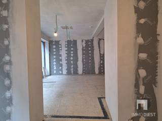 <p><span>In de mooiste winkelstraat van Diest verkoopt Immo Diest dit prachtige handelspand met een gevelbreedte van meer dan 8m!</span></p><p><span>Geniet van een bijzonder mooie ligging en uitzonderlijk veel lichtinval, en dat midden in de stad. </span></p><p><span> </span></p><p><span>GELIJKVLOERS:</span></p><p><span>- handelsruimte</span></p><p><span>- apart toilet</span></p><p><span>- berging/stockage</span></p><p><span>- ruimte voor kitchenette/eten </span></p><p><span> </span></p><p><span>KELDER:</span></p><p><span>- eigen kelder (wordt in de huidige staat verkocht)</span></p><p><span> </span></p><p><span>ENERGIEZUINIG:</span></p><p><span>- verwarming op airco</span></p><p><span>- zonnepanelen met eigen omvormer (900WP)</span></p><p><span>- ventilatie D (met warmterecuperatie)</span></p><p><span>- EPB voorcalculatie: E64 (dit in een indicatie, het definitieve E-peil kan afwijken van de voorcalculatie en wordt pas vastgesteld na ingebruikname)</span></p><p><span> </span></p><p><span>PS: </span></p><p><span>- u betaalt geen btw maar 12% registratierechten op de aankoop </span></p><p><span>- deze handelsruimte wordt casco+ verkocht (technieken inbegrepen, vloeren en interieurafwerking niet inbegrepen), uiteraard kan de verkoper voor u ook de verdere afwerking voorzien.</span></p><p><span> </span></p><p><span>MEER INFO EN EEN BEZOEK?</span></p><p><span>Aarzel niet, contacteer Immo Diest: 013 31 25 22.</span></p><p><span>Wij laten u deze handelsruimte graag asap bekijken.</span></p><p><span>Een pand vol mogelijkheden!</span></p>