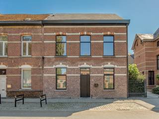 <strong>Luxueus gerenoveerde woning met 3 slaapkamers in hartje Geel. EPC A-label (87 kWh/m²)</strong><br /><br /><strong>Ligging: </strong>Gunstig gelegen in het centrum van Geel, op wandelafstand van de Markt en alle faciliteiten (winkels, scholen, station, openbaar vervoer, horeca, ...) en met vlotte verbinding naar de E313 en de omliggende gemeentes.<br /><br /><strong>Indeling:<span> -1: </span></strong>Kelder<strong><span> </span></strong><span><strong>0: </strong>Inkomhal, leefruimte, open keuken, toilet +<strong>1</strong>: 3 slaapkamers en badkamer <strong>+2:</strong> Zolderverdieping <strong>Buiten: </strong>Tuin + bijgebouw<br /></span><br /><strong>Beschrijving:</strong><span> We betreden de woning via de inkomhal, die toegang biedt tot de woonkamer met open keuken. Dankzij de grote raampartijen geniet de leefruimte van veel natuurlijk licht en een aangenaam ruimtelijk gevoel. De keuken is volledig ingericht. Op het gelijkvloers bevinden zich daarnaast een berging met de technische installaties, een apart toilet en de toegang tot de kelder.<br /><br />Op de eerste verdieping zijn er drie volwaardige slaapkamers en een verzorgd afgewerkte badkamer met ligbad en douche.<br /><br />De woning beschikt bovendien over een kelder en een ruime zolderverdieping, die naar eigen behoefte kan worden ingericht en extra woon- of werkruimte biedt. Buiten vinden we een aangelegde tuin met terras. Vanuit de tuin is er toegang tot het bijgebouw, dat beschikt over een aparte ingang en zich uitstekend leent voor een zelfstandige activiteit of kantoor aan huis.</span><br /><br /><strong>Extra troeven van deze woning:</strong><br />- Gunstig EPC<br />- Verzorgde en kwalitatieve afwerking<br />- Ruime zolderverdieping met mogelijkheid tot extra slaapkamers<br />- Bijgebouw met aparte ingang, ideaal als kantoor of voor een zelfstandige activiteit<br /><br /><span>Kortom, een charmante woning met een veelzijdig bijgebouw, ideaal voor het eventueel uitoefenen van een bijberoep of zelfstandige activiteit aan huis.<br /><br /><strong>Bijzondere informatieplicht:</strong> in aanvraag</span>
