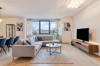 <h3><span>TOPLIGGING !</span></h3><h3><span>Ruim, modern appartement in het hartje van Oudenaarde</span></h3><p><span>Dit ruim appartement van </span><span>111 m²</span><span> combineert comfort en een uitstekende ligging in het centrum van Oudenaarde en beschikt over een </span><span>ruim zuidwestgericht groot terras</span><span>, ideaal om volop van de zon te genieten.</span></p><p><span>De zeer ruime leefruimte sluit naadloos aan op de </span><span>open ingerichte keuken</span><span>, wat zorgt voor een aangenaam en open woongevoel. </span></p><p><span>Verder beschikt het appartement over een </span><span>aparte berging</span><span>, een </span><span>afzonderlijk toilet</span><span> en </span><span>twee volwaardige slaapkamers</span><span>.</span></p><p><span>De volledig uitgeruste badkamer is voorzien van een </span><span>dubbele lavabo, douche én ligbad</span><span>, wat extra comfort biedt.</span></p><p><span>Daarnaast is er de </span><span>mogelijkheid tot aankoop van een grote garagebox met extra berging</span><span>, een absolute troef in het stadscentrum.</span></p><p><span> </span></p><p><span>Technische weetjes : </span></p><p><span>- CV op aardgas</span></p><p><span>- ALU schrijnwerk</span></p><p><span>- EPC B-label</span></p><p><span>- Elektriciteit conform</span></p><p><span>- Waterverzachter</span></p><p><span> </span></p><p><span> </span></p><p><span>Perfect onderhouden door de huidige huurder !</span></p><p><span> </span></p><p><span>Ideale opbrengsteigendom maar uiteraard ook geschikt voor eigen bewoning. <br /><br /></span></p><p><span> </span></p><p><span>Maak je afspraak via jurgen@immodhondt.be</span></p>