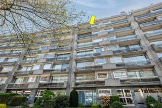 <p><span>Ligging</span></p><p><span> </span></p><p><span>Zeer verzorgd appartement op de 6° verdieping van een gebouw met lift, centraal gelegen te Deurne-zuid met een ruim aanbod van winkels, supermarkten, scholen, horeca, dienstverlening en openbaar vervoer alles op wandelafstand. Op korte afstand bevinden zich de de parken Boekenberg en het Rivierenhof.</span></p><p><span> </span></p><p><span>Indeling</span><span>:</span></p><p><span> </span></p><p><span>Inkomhal met massieve parketvloer en stijldeuren, ruime woonkamer met mooie parketvloer (recent opgeschuurd en gesealed), originele maar zeer verzorgde keuken met aansluitend een berging met plaats en aansluiting voor een wasmachine, originele badkamer met ligbad, toilet en 2 lavabo's. Achteraan zijn er 3 slaapkamers (17/11/11 m²) allen voorzien van vasttapijt en schuiframen (met dubbele beglazing en rolluiken)met doorgang naat het terras. In de hal is er toegang tot een aparte dressing/bergkamer voorzien van een praktische kastenwand.</span></p><p><span>Het terras achteraan is een breed terras, zuidoost gericht voor de ochtend- en middagzon en met een weids uitzicht.</span></p><p><span>In de kelder van het gebouw is er een zeer propere berging voorzien . </span></p><p><span>Achter het gebouw is er een garagebox (mee aan te kopen: + € 29.500) met kantelpoort en elektriciteit. Deze is ook bereikbaar via de kelder.</span></p><p><span> </span></p><p><span>Technische kenmerken:</span></p><p><span> </span></p><p><span>EPC Label B (geen renovatieplicht), aluminium (originele) ramen met dubbele beglazing en rolluiken achteraan, nieuwe Vaillant condensatieketel op aardgas, gemeenschappelijke fietsenstalling</span></p>