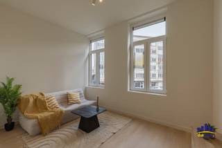 In het levendige Ledeberg, een deelgemeente van Gent, vindt u dit kleinschalige nieuwbouwproject bestaande uit 3 volledig nieuwe appartementen, elk met 1 slaapkamer.<br />Ideaal voor starters, alleenstaanden of als interessante investering.<br />De appartementen werden ontworpen met aandacht voor comfort, lichtinval en energiezuinigheid.<br />Dankzij de grote raampartijen genieten de leefruimtes van veel natuurlijk licht.<br />De moderne open keuken sluit naadloos aan op de gezellige leefruimte en is voorzien van alle hedendaagse toestellen.<br />Elk appartement beschikt over een volwaardige slaapkamer en een moderne badkamer, afgewerkt met kwalitatieve materialen. De praktische indeling zorgt voor een optimaal gebruik van de beschikbare ruimte.<br />De ligging is een absolute troef: op korte afstand van winkels, openbaar vervoer en invalswegen, met een vlotte verbinding naar het centrum van Gent.<br /><br />Troeven van dit project:<br />• Kleinschalig nieuwbouwproject met 3 appartementen<br />• Elk appartement met 1 slaapkamer<br />• Energiezuinige en moderne afwerking<br />• Lichtrijke leefruimtes<br />• Centrale ligging in Ledeberg nabij Gent<br />• Ideaal als investering of eerste woning<br /><br />Een unieke kans voor wie op zoek is naar een instapklaar nieuw appartement op een strategische locatie.<br /><br /><u>Prijzen </u><br />Gelijkvloers € 249.000<br />1 ste verdiep € 225.000<br />2 de verdiep € 195.000<br /><br />Voor meer info en/of bezoek bel Aurélie 0494/80.77.88