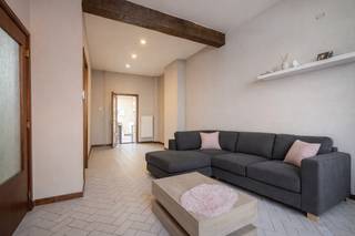<p>Te koop: instapklare en technisch volledig conforme woning op toplocatie nabij Sint-Pietersstation<br /><br />Ligging<br /><br />Deze woning bevindt zich in de Bommelstraat 12 in Gent, op een absolute toplocatie nabij het Sint-Pietersstation en UZ Gent en op fietsafstand van het historische stadscentrum. Dankzij de nabijheid van winkels, scholen, openbaar vervoer en belangrijke invalswegen geniet u hier van een bijzonder vlotte bereikbaarheid. De combinatie van een rustige woonomgeving en de nabijheid van alle belangrijke voorzieningen maakt dit een uiterst interessante locatie voor zowel eigen bewoning als investering.<br /><br />Indeling<br /><br />Op het gelijkvloers bevindt zich een ruime leefruimte met aansluitend de keuken en badkamer. Vanuit de woning is er toegang tot de aangename koer, een absolute meerwaarde op deze centrale locatie in Gent.<br /><br />De eerste verdieping beschikt over twee volwaardige slaapkamers. Op de tweede verdieping bevindt zich een ruime derde slaapkamer, aangevuld met een extra zolderkamer. Deze ruimte kan nog perfect worden ingericht als bureau, dressing, hobbyruimte of extra bergruimte.<br /><br />De woning biedt hierdoor niet alleen voldoende slaapkamers, maar ook heel wat praktische mogelijkheden voor gezinnen, starters of wie graag een aparte thuiswerkplek heeft.<br />De belangrijkste technische aspecten werden (dak, isolatie, elektriciteit, verwarming) aangepakt, waardoor u hier zonder grote technische zorgen uw nieuwe thuis kunt betrekken.<br /><br />Troeven<br /><br />Absolute topligging nabij Sint-Pietersstation en UZ Gent<br />Op fietsafstand van het centrum van Gent<br />Instapklare en gerenoveerde woning<br />Technisch volledig in orde<br />3 volwaardige slaapkamers<br />Extra zolderkamer met verschillende mogelijkheden<br />Aangename tuin<br />Praktische indeling met veel mogelijkheden<br />Uitstekende bereikbaarheid en alle voorzieningen in de directe omgeving<br /><br />Een instapklare stadswoning waarbij vooral de technische staat een belangrijke troef vormt. U geniet hier van het comfort van een gerenoveerde en technisch volledig conforme woning, zonder de zorgen van een omvangrijke renovatie, en dat op één van de meest gegeerde locaties van Gent.<br /><br />Interesse? Voor meer info en/of bezoek bel Arthur: 0473 90 90 94</p>