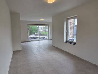 <p><span>ENERGIEZUINIGE EN KWALITATIEVE HALFOPEN BEBOUWING (NIEUWBOUW) 161M² MET 3 SLAAPKAMERS EN MOOIE TUIN</span></p><p><span>ligging nabij centrum met vlotte bereikbaarheid via N17, A12 en N16</span></p><p><span> </span></p><p><span>Gelijkvloers:</span><span> Inkomhal / wc met handwas / living met eetplaats en super-ingerichte open keuken (39m²) met toegang tot terras en tuin / berging met wasplaats.</span></p><p><span>1ste verdieping:</span><span> Nachthal / wc / 3 slaapkamers (3,7 x 3,1m; 4,2 x 2,4m; 3,1 x 2,9m) / ruime badkamer (8m²) met dubbele wastafel, ligbad en inloopdouche.</span></p><p><span>Stockage-zolder.</span></p><p><span>Tuin / oprit met meerdere autostaanplaatsen.</span></p><p><span> </span></p><p><span>Woning beschikt over een warmtepomp (lucht-water) op vloerverwarming, lichtarmaturen, 8 zonnepanelen en is volledig geschilderd.</span></p><p><span> </span></p><p><span>Lasten: € 100 / maand (onderhoud en snoeiwerk van de hagen en planten in de voor- en achtertuin en maaien van het gras).</span></p><p><span> </span></p><p><span>Woning is bewoonbaar door maximaal 4 personen.</span></p><p><span> </span></p>
