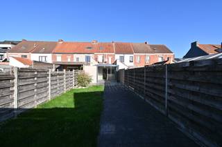 Deze goed onderhouden gesloten woning in het rustige Petegem-aan-de-Leie ligt op wandelafstand van het centrum van Deinze en biedt een ideale locatie met alle nodige faciliteiten in de nabije omgeving, zoals scholen, winkels en openbaar vervoer. De woning biedt een praktische indeling en beschikt over drie slaapkamers. Het is gelegen op een perceel van 220 m² en biedt voldoende ruimte voor een gezellige tuin van ongeveer 180 m².<br /><br />Bij binnenkomst betreden we de inkomhal, die ons toegang geeft tot de ruime leefruimte met haard. Aansluitend is de grote ingerichte open keuken die ons enerzijds toegang geeft op de badkamer met meubel, douche en toilet en anderzijds uitkijkt op de achtertuin, via de berging.<br /><br />Op de eerste verdieping bevinden zich twee volwaardige slaapkamers met ingemaakte kasten, terwijl de derde slaapkamer zich op de tweede verdieping bevindt.<br /><br />Een echte aanrader voor wie rustig maar toch in de stad wenst te wonen !<br /><br />Bel gerust naar Wim voor meer info of een afspraak op 0492 68 38 38