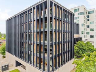 Op de derde verdieping van Waterhuys, binnen de gerenommeerde Kanaalsite van Axel Vervoordt, bevindt zich dit luxueuze appartement van ca. 235 m² met een indrukwekkend terras van ca. 72 m². Architectuur, rust, licht en verfijning komen hier samen in een uitzonderlijke woonomgeving aan het water.<br /><br />Indeling:<br />De royale leefruimte geniet van brede glaspartijen, warme parketvloeren en een directe connectie met het terras. Vanuit de woonkamer en buitenruimte is er zicht op het water.<br /><br />Aansluitend bevindt zich de luxueuze keuken met donker kamerhoog maatwerk, een royaal natuurstenen eiland, geïntegreerde toestellen en subtiele verlichting. Naast de keuken is er een aparte bijkeuken/wasplaats met spoelzone en extra opbergruimte.<br /><br />Het terras vormt een echte verlenging van de leefruimte. Door de royale oppervlakte, houten afwerking en beschutte ligging voelt deze buitenruimte aan als een private loggia, met zicht op het water en de architecturale omgeving van Kanaal.<br /><br />De mastersuite is opgevat als een discrete private wing met ruime slaapkamer, dressing op maat en een serene badkamer met vrijstaand bad, inloopdouche en dubbele wastafel. Daarnaast is er een tweede volwaardige slaapvleugel met slaapkamer, dressing en eigen badkamer, ideaal als gastenverblijf of suite voor een inwonend kind.<br /><br />Bijzonderheden:<br />- Zicht op het water vanuit leefruimte en terras<br />- Luxueuze keuken met natuurstenen eiland<br />- Aparte bijkeuken/wasplaats<br />- Mastersuite met dressing en badkamer<br />- 2e slaapkamer met dressing en eigen badkamer<br />- 3 garageplaatsen verplicht bij aan te kopen aan € 25.000 per plaats