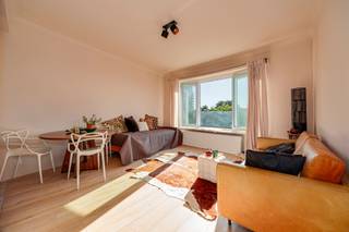 <p><span>In de karaktervolle </span><span>Résidence Estoril</span><span> aan de Doornelei vinden we deze </span><span>volledig gerenoveerde</span><span> studio. De ligging is bijzonder centraal, op wandelafstand van het Koning Albertpark, Brouwerij De Koninck, de Markgravelei en verschillende campussen. Ook winkels, openbaar vervoer en belangrijke invalswegen bevinden zich vlakbij.</span></p><p><span> </span></p><p><span>De studio is gelegen op de </span><span>6de verdieping</span><span> en geniet van veel natuurlijke lichtinval en een mooi open uitzicht over het groen van Domein Hertoghe. Met een bewoonbare oppervlakte van </span><span>ca. 38 m² </span><span>(volgens EPC) vormt dit een interessante studio voor starters, ouders van studerende kinderen of investeerders. De studio werd pas volledig gerenoveerd. Ook de ramen en het dak van het gebouw werden reeds vernieuwd.</span></p><p><span> </span></p><p><span>Indeling</span><span>:</span></p><p><span>gelegen op de 6de verdieping</span></p><p><span>lichtrijke leefruimte </span></p><p><span>aparte slaaphoek</span></p><p><span>open keuken</span></p><p><span>badkamer met douche, lavabo en toilet</span></p><p><span> </span></p><p><span>Algemeen gebouw</span><span>:</span></p><p><span>lift aanwezig</span></p><p><span>gemeenschappelijke verwarming en water</span></p><p><span>dak vernieuwd</span></p><p><span>vernieuwde ramen met HR-beglazing</span></p><p><span> </span></p><p><span>Troeven</span></p><p><span>recent volledig gerenoveerd</span></p><p><span>mooi open groen uitzicht</span></p><p><span>veel natuurlijke lichtinval</span></p><p><span>centrale ligging nabij winkels en openbaar vervoer</span></p><p><span>EK conform</span></p><p><span>Asbestvrij</span></p><p><span>verhuurd aan €1.000 + kosten</span></p><p><span> </span></p><p><span>Ben jij geïnteresseerd in deze gerenoveerde studio te koop op een toplocatie in Antwerpen, ben je op zoek naar ander vastgoed of wens je de waarde van jouw eigendom te kennen? Dan ben je bij BOLT immo aan het juiste adres! Wij helpen jou graag verder.</span></p><p><span> </span></p>