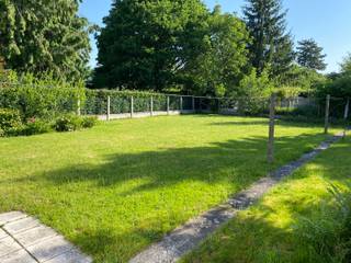 <strong>Rustig gelegen te renoveren 3-gevel woning, nabij het centrum van Veltem-Beisem en op 1,5km van het treinstation.</strong><br />Gelijkvloers: Inkomhal, woonkamer, eetkamer, berging, badkamer voorzien lavabo en ligbad, ruime keuken met toegang naar het terras en de tuin.<br />Garage en berging.<br />Eerste verdieping: 4 slaapkamers.<br />Zolderverdieping: Grote zolderruimte (+/- 70m²) met mogelijkheid om extra kamers te maken.