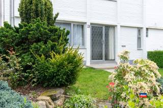 <p><span>WILRIJK | OP TE FRISSEN GEZINSWONING MET DRIE SLAAPKAMERS EN ZUID TUIN OP EEN TOTALE GRONDOPPERVLAKTE VAN 242m² | EPC C |</span></p><p><span>Indeling als volgt : gelijkvloers : inkomhal - gastentoilet - berging - woonkamer - eetkamer - salon - halfopen, geïnstalleerde keuken - veranda/wasplaats - gezellige tuin met servitudeweg voor fietsen.<br />Eerste verdieping : traphal - 3 slaapkamers - badkamer met douchecabine, lavabo en toilet.</span></p><p><span>Zolderverdieping is te bereiken met stevige trapladder: bergzolder + zolderkamer</span></p><p><span>De woning is gunstig gelegen en zéér rustig op wandelafstand van scholen, winkels, openbaar vervoer, invalswegen en (speel)park voor de deur.</span></p><p><span>Troeven:</span></p><ul><li><span>gunstig EPC</span></li><li><span>het open gevoel op het gelijkvloers</span></li><li><span>connectie met de tuin</span></li><li><span>zéér rustige zuidelijke tuin met een servitudeweg en achterliggende buurttuintjes</span></li><li><span>zolder met mogelijkheid tot extra slaapkamer</span></li></ul><p><span> </span></p><p><span> </span></p>