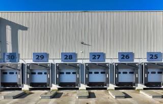 Magazijn van 330.835m² en mezz 868m² met kantoor van 728m² te huur.