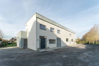 Te koop: open handelspand in Wielsbeke, gunstig gelegen langs de Rijksweg en vlot bereikbaar via belangrijke invalswegen. Dit veelzijdige pand die...