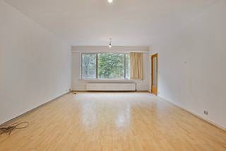 Twee-slaapkamer appartement in een rustige buurt van Mortsel.Indeling:Via de hal heeft men toegang tot alle ruimtes van het appartement. De...