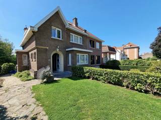 <p><b>VERHUUR AAN BEDRIJVEN MOGELIJK, STROMBEEK-BEVER,</b> op minder dan twee minuten van Brussel, vlakbij het plein van Strombeek-Bever, prachtig, pas gerenoveerd karakteristiek huis. De indeling is als volgt: G-verdieping: inkomhal met toilet, woonkamer van ±36 m² die uitkomt op een veranda van ±12 m² met toegang tot de tuin van ±6 are op het westen, multifunctionele ruimte van ±14 m²; Op de 1e verdieping: overloop naar de slaapvertrekken, 2 slaapkamers van ±15 m², kinderkamer van ±7,5 m²; zolder van ±22 m². 3 kelders. 2 parkeerplaatsen buiten.</p>
<p>Optionele kosten voor het onderhoud van de tuin: 150 €/maand. EPC: E, 422 kWh/(m²/jaar).</p>
<p></p>
<p><u>Op de begane grond</u>:</p>
<ul>
<li>Entreehal met toilet</li>
<li>Woonkamer van ±36 m² (9,3 m x 3,8 m) met toegang tot de veranda van ±12 m² (3,1 m x 3,7 m)</li>
<li>Tuin van ±6 are op het westen</li>
<li>Multifunctionele ruimte van ±14 m² (3,9 m x 3,5 m)</li>
</ul>
<p></p>
<p><u>Op de 1e</u>:</p>
<ul>
<li>1 slaapkamer van ±15 m² (4 m x 3,8 m)</li>
<li>1 slaapkamer van ±15 m² (4 m x 3,8 m)</li>
<li>1 kantoor van ±7,5 m² (2,9 m x 2,5 m)</li>
<li>Badkamer</li>
</ul>
<p></p>
<p><u>Zolder</u> van ± 22 m²</p>
<p>3 kelders</p>
<p>2 parkeerplaatsen buiten</p>