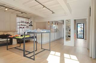 Ready to move in office building with multi-purpose offices/practice space above on a corner location in the shopping street in Pittem.Private...