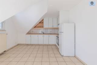 <p><span>LICHTRIJK APPARTEMENT MET 2 SLAAPKAMERS IN CENTRUM GERAARDSBERGEN</span></p><p><span>Richtprijs : 199.000 euro</span></p><p><span> </span></p><p><span>Dit appartement is gelegen in een kleinschalig appartementsblok van 5 appartementen en is gelegen op de derde verdieping.</span></p><p><span> </span></p><p><span>Het appartement bevindt zich in de nabijheid van openbaar vervoer, scholen en winkels.</span></p><p><span> </span></p><p><span>De indeling is als volgt : - inkomhal met toegang tot de lichtrijke leefruimte</span></p><p><span> - open keuken</span></p><p><span> - slaapkamer 1 : +- 16m²</span></p><p><span> - slaapkamer 2 : +- 10m²</span></p><p><span> </span></p><p><span>Verder treft u nog de badkamer met bad, lavabo en toilet en een aparte berging.</span></p><p><span>Gunstig EPC : C</span></p><p><span> </span></p><p><span>Lift aanwezig!!!</span></p><p><span> </span></p><p><span>Conformiteitsattest aanwezig voor verhuring van 10 jaar.</span></p><p><span> </span></p><p><span>Stedenbouwkundig uittreksel/inlichtingen in aanvraag!</span></p><p><span>Voor info of bezoek bel : 0472/29.25.24 of stuur een email naar louis@svena.be.</span></p><p><span>Deze gegevens zijn louter informatief en wij kunnen niet aansprakelijk gesteld worden voor eventuele onjuistheden.</span></p><p><span>De bewoonbare oppervlakte is slechts indicatief.</span></p>