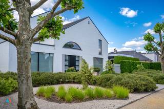 <strong>Exclusieve, instapklare villa op toplocatie in Loenhout met luxueuze afwerking en royale tuin</strong><br /><br />Ontdek deze stijlvolle en energiezuinige villa op een gegeerde locatie in Loenhout, vlak bij het dorpscentrum en met vlotte verbinding naar Antwerpen en Breda. Deze instapklare woning werd volledig gerenoveerd met oog voor detail, duurzaamheid en comfort.<br /><br /><strong>Indeling</strong><br />• Ruime inkomhal met gastentoilet<br />• Lichtrijke woonkamer met gezellige houtkachel<br />• Volledig uitgeruste keuken (Gaggenau-apparatuur)<br />• 4 volwaardige slaapkamers + bureau<br />• Moderne badkamer, praktische wasplaats en koele berging<br /><br /><strong>Kenmerken</strong><br />• Bewoonbare opp. van 264 m²<br />• Hoogwaardige materialen: natuursteen, parket, maatwerk<br />• EPC B (150 kWh/m²jaar)<br />• 19 zonnepanelen, zonneboiler, hoogrendementsglas, spouwmuurisolatie<br />• Airco en vernieuwde gasketel<br />• Waterrecuperatiesysteem<br /><br /><strong>Tuin &amp; buitenruimte</strong><br />• Professioneel aangelegde tuin op perceel van 1.438 m²<br />• Automatisch bewateringssysteem, waterpartij, open zicht op achterliggende landbouwgrond<br />• Groot bijgebouw (garage/flexruimte) met automatische poorten<br /><br /><strong>Extra troef: mogelijkheid tot aankoop van naastgelegen bouwgrond</strong><br />Het naastgelegen perceel (701 m² – kadastraal E907M) maakt deel uit van een goedgekeurde verkaveling en is volwaardig erkend als bouwgrond. Met een straatbreedte van 15,48 m en diepte van ca. 69 m is dit een unieke kans voor wie wil investeren, bouwen of extra gezinsruimte voorzien. Het perceel is mee opgenomen in de huidige configuratie en kan optioneel bijgekocht worden.<br /><br /><strong>Troeven</strong><br />✓ Toplocatie<br />✓ Mogelijkheid tot aankopen aanpalende bouwgrond<br />✓ Instapklaar &amp; luxueus<br />✓ Energiezuinig<br />✓ Privacy &amp; rust<br />✓ Garage, carport<br /><br />Wonen op zijn best – contacteer Aertsen Makelaars voor een bezichtiging van deze unieke eigendom aan Bareelstraat 31, Loenhout.