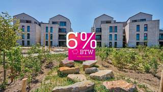 <span><strong>80% VERKOCHT!<br />Geniet van 6% btw, ook interessant voor investeerders! Informeer naar de voorwaarden.<br /><br /></strong>Wij zijn elke woensdag van 13 uur tot 16 uur aanwezig. Agnetenpark, Altijd thuis, overal dichtbij...</span><br /><br />Agnetenpark is een échte nieuwe buurt met verschillende woningtypes voor iedereen en voor elke (gezins)situatie. Maar in Agnetenpark leef je niet alleen op maat van de mensen maar ook op maat van morgen. Zo is er aandacht voor duurzame energie - denk maar aan zonnepanelen, geothermie (warmtepomp met aardwarmte) en waterrecuperatie - én duurzame mobiliteit. De woningen dragen ook het BEN-label (Bijna Energie Neutraal). Het E-peil ligt onder E20 waardoor er 5 jaar vrijstelling is op het kadastraal inkomen. Ook wordt er in Agnetenpark gezorgd voor het beste wooncomfort. Ondergrondse staanplaatsen, kelder- en fietsenbergingen zorgen voor het mobiele comfort. <br /><br /><span><strong>Parkwoningen A - Residentie Steven Wilsens - APP 1.7</strong></span><br />- eerste verdieping;<br />- bewoonbare oppervlakte: 69 m²;<br />- oppervlakte terras: 6 m²;<br />- 1 slaapkamer;<br />- berging aan de inkomhal;<br />- leefruimte;<br />- open ingerichte keuken;<br />- ingerichte badkamer; <br />- apart gastentoilet;<br />- standplaats en berging in de afgesloten parkeerkelder.<br /><br />De materiaalkeuzes voor dit appartement werden gemaakt.<br /><br />Vermelde prijs is exclusief ondergrondse parkeerplaats, berging en/of fietsenparking en exclusief registratie, BTW en notariskosten.<br /><br />
<p>In dit project is geïnvesteerd in een efficiënt en duurzaam geothermisch verwarming en koeling systeem (KWO systeem) dat samen met zonnepanelen en warmtepompen zorgt voor een zeer lage energiefactuur. Meer info over dit systeem vind je hier: www.jansenrealestate.be/wat-is-een-kwo-systeem</p>
<br />Een gevarieerd aanbod met een topafwerking, zorg voor de toekomst, het heden en het verleden, dat is wat het groene project Agnetenpark omschrijft. Bovendien komt dit project in aanmerking voor aankoop aan 6% btw (onder voorwaarden). Wij ontzorgen je ook voor de verkoop van je huidige woning! Voor meer uitleg helpen we je graag verder.
