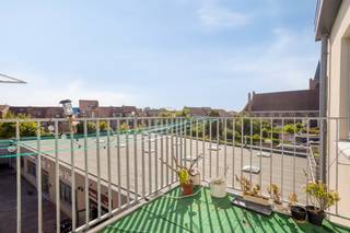 <p>Dit bemeubeld 2 slaapkamer appartement op een goede locatie op de rand van centrum Leuven biedt een mooie combinatie van wooncomfort, licht en bereikbaarheid. Je woont hier vlak bij de stad, maar toch net buiten de drukte, wat dit appartement bijzonder interessant maakt voor wie centraal wil wonen zonder in te boeten op praktisch gemak.</p><p>Bij het binnenkomen valt vooral de ruime woonkamer op. Dankzij de goede lichtinval voelt deze leefruimte aangenaam open en uitnodigend aan. Er is voldoende plaats voor een gezellige zithoek en eetruimte, waardoor de woonkamer echt het centrale punt van het appartement vormt. De indeling is praktisch en biedt een vlotte overgang naar de overige ruimtes.</p><p>Het appartement wordt bemeubeld verkocht met kwaliteitsmeubels. Dat zorgt niet alleen voor extra comfort, maar geeft het geheel ook meteen een verzorgde en instapklare uitstraling. Voor wie graag zonder grote extra inrichting wil verhuizen of investeren, is dit een duidelijke troef.</p><p>Het appartement beschikt over 2 slaapkamers, waardoor het geschikt is voor alleenstaanden, koppels, kleine gezinnen of wie graag een extra kamer gebruikt als bureau, dressing of logeerkamer. De aanwezige berging zorgt voor extra opslagruimte, iets wat in een appartement altijd een belangrijke meerwaarde is.</p><p>Een bijkomende troef is de autostaanplaats. In en rond centrum Leuven is parkeren niet altijd vanzelfsprekend, waardoor deze autostaanplaats het dagelijkse comfort duidelijk verhoogt. De combinatie van een goede ligging, 2 slaapkamers, een ruime leefruimte, kwaliteitsvolle meubels, berging en autostaanplaats maakt dit appartement een sterke opportuniteit.</p><p>De ligging op de rand van centrum Leuven zorgt ervoor dat winkels, openbaar vervoer, scholen, horeca en andere voorzieningen vlot bereikbaar zijn. Ook wie snel richting het station, de ring of de omliggende gemeenten wil, zit hier goed. Plan gerust je bezoek en ontdek zelf de troeven van dit bemeubeld appartement in Leuven.</p>