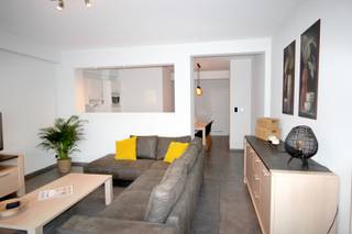 Instapklaar gelijkvloers appartement van ca. 75 m², uitstekend gelegen op de zeedijk van Heist, tussen het Vissersplein en het Heldenplein.<br />Het appartement beschikt over een ruime, lichtrijke woonkamer met halfopen keuken, een praktische berging, twee volwaardige slaapkamers en een badkamer uitgerust met douche, wastafel en toilet.<br />Daarnaast zijn er extra troeven zoals een afzonderlijke berging, een fietshaak en een zeer ruime private kelderruimte.