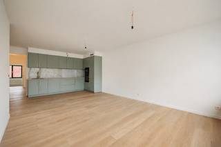 <p>Dit appartement is gelegen op een centrale locatie met alle voorzieningen binnen handbereik. Bovendien ben je in enkele minuten bij de in- en uitvalswegen richting Antwerpen of Brussel. De Bist en het centrum van Wilrijk liggen vlakbij. Voor wie houdt van natuur: het Middelheimpark en het Nachtegalenpark bevinden zich in de nabije omgeving.<br /><br /><span><strong>INDELING</strong></span>:<br /><br />Dit gerenoveerde appartement combineert licht en hoogwaardige afwerking met een uiterst praktische indeling.<br /><br />Bij binnenkomst stap je meteen in een lichtrijke leefruimte met open keuken, wat zorgt voor een aangenaam gevoel. Daarnaast is er een handige nis voorzien waar perfect een vestiaire kan worden ingericht.<br /><br />De leefruimte nodigt uit tot gezellig tafelen en ontspannen, met grote ramen die zorgen voor een overvloed aan natuurlijk licht en een open sfeer.<br /><br />De open keuken is een echte troef: royaal van formaat, volledig uitgerust met alle toestellen en stijlvol afgewerkt.<br /><br />De nachthal leidt naar een riante moderne badkamer, afgewerkt met oog voor detail. Denk aan een dubbel lavabomeubel, een inloopdouche met elegante marmerlook tegels en luxueuze bronzen kranen. Tenslotte is er een toilet aanwezig. <br /><br />Aan de rustige achterzijde van het gebouw bevinden zich twee slaapkamers, waarvan één toegang biedt tot het terras van ca. 10 m².<br /><br />Extra praktisch is de kelderberging die bij het appartement hoort.<br /><br /><span><strong>BIJZONDERHEDEN</strong></span>:<br /><br />- Hoogwaardige renovatie<br />- Terras ca. 10m²<br />- Maandelijkse lasten ca. €156/maand (incl. privatief waterverbruik)</p>