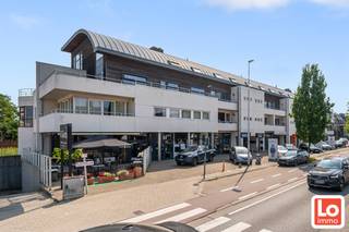 Mooi gelegen appartement met 2 slaapkamers, zuid-gericht terras en ondergrondse autostaanplaats in het centrum van Lochristi.Het appartement is...