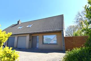 Welkom in deze charmante woning, rustig gelegen in een doodlopende straat te Harelbeke.Hier woont u in alle sereniteit en privacy, terwijl u toch...