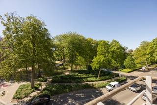 <p><span><strong>LICHTRIJK EN RUIM APPARTEMENT MET 2 SLAAPKAMERS EN PRIVATE GARAGEBOX NABIJ HET PARK VAN SCHOTEN<br /></strong><strong>Immo Point VANDAELE</strong> stelt met genoegen dit verzorgde <strong>appartement </strong>aan u voor! Wonen op een absolute<strong> toplocatie</strong>: dit degelijke eigendom combineert de rust van een <strong>groene omgeving</strong> met het gemak van het <strong>bruisende centrum</strong> op <strong>wandelafstand</strong>. Het beschikt over een prettige, <strong>logische indeling</strong> en biedt alle <strong>nodige comfort</strong> op een <strong>fantastische ligging</strong>.</span></p>
<p><span><strong>INDELING<br /></strong><strong><u>Derde verdieping<br /></u></strong>Via de<strong> lift</strong> bereikt u comfortabel de derde verdieping. De<strong> inkomhal</strong> van het appartement is uitgerust met handige ingemaakte vestiairekasten en een afzonderlijk toilet. Vanuit de hal stapt u de royale<strong> leefruimte</strong> (ca. 35m²) binnen, waar de fijne lichtinval meteen opvalt en u geniet van een prachtig <strong>groen en weids zicht</strong>. Aansluitend aan de woonkamer bevindt zich een <strong>balkon</strong>. De halfopen <strong>keuken</strong> (ca. 10m²) is praktisch ingericht en voorzien van <strong>alle nodige toestellen</strong>.</span></p>
<p><span>Aan de <strong>rustige achterzijde</strong> van het gebouw bevinden zich <strong>twee volwaardige</strong> <strong>slaapkamers</strong>: een ruime <strong>hoofdslaapkamer </strong>(ca. 16m²) en een <strong>tweede slaapkamer</strong> (ca. 12m²), die directe toegang biedt tot een aangenaam<strong> terras</strong> (ca. 5m²). De<strong> badkamer</strong> is functioneel ingericht met een comfortabele ligbad/douchecombinatie en een dubbel wastafelmeubel.</span></p>
<p><span><strong><u>Gelijkvloers<br /></u></strong>Achter het gebouw beschikt het appartement bovendien over een <strong>private garagebox</strong> (ca. 5,20m x 2,50m), dewelke <strong>inbegrepen is in de prijs</strong>.</span></p>
<p><span><strong>BIJZONDERHEDEN EN COMFORT<br /></strong><strong>* Energie & klimaat:</strong> Verwarming via accumulatie en warmtepomp, plus airconditioning voor een aangenaam binnenklimaat in elk seizoen.</span><br /><span><strong>* Ramen & isolatie:</strong> Kwalitatief aluminium schrijnwerk met dubbele beglazing, draai-kiepramen en vliegenramen.</span><br /><span><strong>* Gebouw:</strong> vlot toegankelijk via de<strong> lift</strong> en optimaal beveiligd met een videofoonsysteem.</span></p>
<p><span><strong>KORTOM<br /></strong><strong>* Fantastische locatie:</strong> Rustige, groene setting vlakbij het Park van Schoten én op wandelafstand van winkels en openbaar vervoer.</span><br /><span><strong>* Aangename indeling:</strong> prettige, ruime vertrekken op de 3<sup>e</sup> verdieping met twee buitenruimtes.</span><br /><span><strong>* Compleet aanbod:</strong> 2 ruime slaapkamers én een private garagebox achter het gebouw.</span></p>
<p><span><strong>BEWOONBARE OPPERVLAKTE</strong> </span><br /><span>De vermelde “bewoonbare oppervlakte” is gebaseerd op de “bruikbare vloeroppervlakte” uit het EPC.</span></p>
