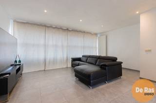 <br /><br />HERZELE - Dit volledig instapklaar, duplexappartement vindt u in een gebouw met twee entiteiten. Alle voorzieningen zoals scholen, winkels, ontspanning, openbaar vervoer en het station van Herzele bevinden zich in de directe omgeving. Daarnaast geniet deze woning van een heel goede bereikbaarheid door de nabijheid van invalswegen en de E40.<br /><br />Naar indeling toe beschikt dit appartement op de eerste verdieping over een ruim leefgedeelte met open keuken, een berging/wasplaats en een leuk zonneterras. Op de tweede verdieping vindt u twee volwaardige slaapkamers en een badkamer. Op het gelijkvloers is er een privatieve bergruimte onder de trap.<br /><br />Het appartement is momenteel verhuurd voor € 700/maand.<br /><br />Kortom, bent u op zoek naar een perfect instapklaar, duplexappartement met leuk terras of naar een ideale investering? Aarzel dan niet en maak snel uw afspraak! Meer info of bezoek 053/60.65.60<br /><br />De vermelde prijs is een richtprijs. Na ontvangst van de biedingen zal de verkoper beslissen of hij/zij de eigendom verkoopt aan het beste bod. De richtprijs is aldus niet bindend voor de verkoper. Voor meer info kunt u ons contacteren of het reglement raadplegen op onze website.