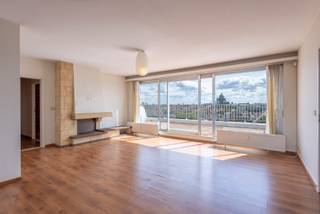 This penthouse with 3 bedrooms, 2 terraces and garage is situated on the 13th floor of a well-maintained building with lift and offers panoramic...
