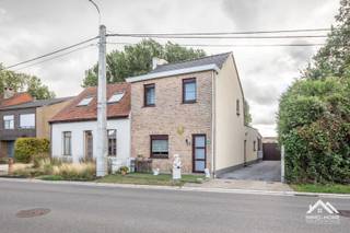 Rustig gelegen tussen Sint-Kruis-Winkel en Wachtebeke, in de Winkelwarande, bevindt zich deze halfopen woning met veranda, aparte garage en een aangename tuin met vrij zicht op het omliggende groen. De woning beschikt op het gelijkvloers over een gezellige living en eetkamer met cassettehaard, een lichtrijke keuken en een vernieuwde badkamer. Aansluitend is er een aparte berging met plaats voor de wasmachine en extra voorraadruimte. De veranda vormt een aangename overgang naar de tuin en biedt bijkomende leefruimte met zicht naar buiten. Op de verdieping bevinden zich twee slaapkamers. Naast de afzonderlijke garage is er in de tuin ook een praktische, stenen tuinberging, ideaal voor het opbergen van fietsen, tuingereedschap en ander materiaal. De ruime tuin en het open uitzicht op de natuur zorgen voor een rustige en groene woonomgeving. Een interessante woning voor wie op zoek is naar een huis met twee slaapkamers, praktische bijgebouwen en een mooie buitenruimte, op een rustige locatie met vlotte verbinding richting Sint-Kruis-Winkel en Wachtebeke. Bezoekdag: 26/09: Inschrijven via mail naar tommy@immo-home.be, geen telefonische inschrijvingen! Volg ons op Fb en Insta. Voor meer info: www.immo-home.be. GRATIS SCHATTING & GRATIS FINANCIEEL ADVIES