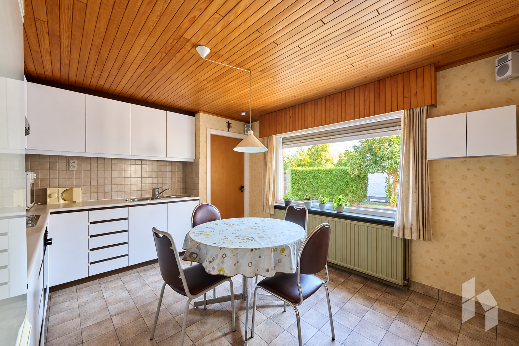 Centraal gelegen woning met 3 slpks op een perceel van 865 m²! - foto 4