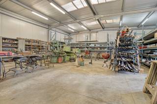 Deze goed onderhouden magazijn op een perceel van 469 m², biedt een praktische combinatie van opslag- en werkruimte en is geschikt voor diverse professionele activiteiten. De eigendom beschikt over een ruime opslagruimte, een aparte bureauruimte en een toilet.<br /><br />Het magazijn is vlot toegankelijk via een elektrische toegangspoort, waardoor ook een camionette gemakkelijk naar binnen kan rijden. Daarnaast beschikt het perceel over extra buitenruimte, wat zorgt voor een comfortabele toegang en voldoende manoeuvreerruimte.<br /><br /><strong>Ligging</strong>: De eigendom bevindt zich langs de Gitsestraat 358 in Roeselare, op een strategische en goed bereikbare locatie. De ligging combineert een vlotte bereikbaarheid met de nabijheid van het stadscentrum. Via de omliggende verbindingswegen is er een goede aansluiting richting de R32 en de N32/Brugsesteenweg, waardoor ook de belangrijkste invalswegen en omliggende gemeenten vlot bereikbaar zijn.<br /><br />Een interessante locatie voor zelfstandigen, ondernemers of bedrijven die op zoek zijn naar een praktische opslag- of werkruimte met bureaumogelijkheid, zonder zich ver van het stadscentrum en de belangrijkste verbindingswegen te vestigen.<br /><br /><strong>Troeven:</strong> 
<ul>
	<li>Perceel van 469 m²</li>
	<li>Zeer centrale ligging in Roeselare</li>
	<li>Ruime opslag-/werkruimte</li>
	<li>Elektrische toegangspoort</li>
	<li>Isolatie aanwezig</li>
	<li>Elektriciteit en water aanwezig</li>
	<li>Geschikt voor diverse professionele doeleinden</li>
</ul>
Een veelzijdige en centraal gelegen magazijn met de nodige voorzieningen en buitenruimte, ideaal voor wie opslag, werkruimte en kantoorfunctie op één locatie wil combineren.<br /><br />Bij interesse, aarzel niet ons te contacteren voor meer informatie of een plaatsbezoek op 051/201.400 of info@dicasa.be.