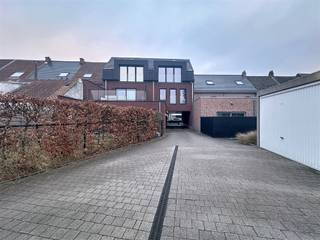 Ruime parkeerplaats te huur ! Vermijd parkeerstress in de buurt! Deze ruime parkeerplaats bevindt zich achteraan een residentieel- en garagecomplex...