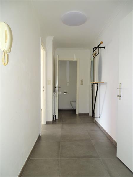 Centraal gelegen gerenoveerd appartement met garage - foto 4