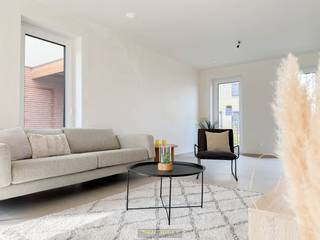 <u><strong>Verkoop onder btw-stelsel (21%)</strong></u><br /><br /><strong>STIJLVOLLE GEZINSWONING</strong> combineert <strong>HEDENDAAGSE ARCHITECTUUR</strong> en een <strong>UITZONDERLIJK WOONCOMFORT</strong> midden in het groen. Gelegen in de Klaproosstraat, maakt woonproject Bolderik indruk met zijn <strong>NATUURLIJKE INTEGRATIE IN HET LANDSCHAP</strong> en zijn <strong>LICHTE, OPEN RUIMTES</strong>. Elke woning biedt <strong>VIER VOLWAARDIGE SLAAPKAMERS</strong>, een ruime badkamer met dubbele lavabo, douche en ligbad, én een <strong>GEZELLIGE LEEFRUIMTE MET OPEN KEUKEN</strong> en praktische bergingen. Dankzij de <strong>ROYALE RAAMPARTIJEN</strong> geniet je volop van zonlicht en zicht op de omliggende natuur. Buitenshuis is het heerlijk vertoeven in de <strong>ZUIDGERICHTE, ONDERHOUDSVRIENDELIJKE TUIN</strong>. Daarnaast kan u genieten van een <strong>PRAKTISCHE CARPORT </strong>(plaats voor <strong>2 WAGENS</strong>) aan de woning. Gelegen in het <strong>CHARMANTE SCHELDEWINDEKE</strong>, een deelgemeente van Oosterzele <strong>TUSSEN OUDENAARDE, ZOTTEGEM EN WETTEREN</strong>, woon je hier rustig maar toch centraal, met een <strong>VLOTTE VERBINDING NAAR GENT EN BRUSSEL</strong>. <strong>FIETS- EN WIELERLIEFHEBBERS </strong>halen hun hart op in de buurt, met <strong>ICONISCHE ROUTES</strong> en kasseistroken vlakbij.<br /><br />Adres: Klaproosstraat LOT 14 te Scheldewindeke (Oosterzele)<br /><br />Label A; G-score: A