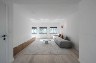 Ce magnifique appartement en duplex à vendre est situé au deuxième étage de la « Villa Sidonie », le long de la Nieuwpoortsesteenweg à Ostende. Le bâtiment a fait l'objet d'une rénovation complète, vous permettant de profiter de techniques modernes et d'une finition de haute qualité alliée au charme d'une maison de maître.<br /><br />Disposition :<br />* Deuxième étage : <br />- hall d'entrée<br />- toilettes séparées avec lave-mains<br />- espace de vie lumineux <br />- cuisine ouverte avec tout le confort (induction, évier, réfrigérateur, congélateur, four, micro-ondes et lave-vaisselle)<br />- terrasse<br /><br />* Deuxième étage : <br />- salle de nuit<br />- salle de bain équipée d'un meuble de toilette, d'une douche à l'italienne à effet pluie et de toilettes<br />- chambre 1 (13m²)<br />- chambre 2 (12m²)<br /><br />De plus, vous disposez d'un abri privé au sous-sol (18 m²) avec un raccordement pour machine à laver et vous pouvez utiliser le local à vélos commun. <br /><br />Avantages : <br />- 2 chambres complètes <br />- rénovation totale<br />- petit bâtiment (seulement 2 entités sans ascenseur)<br />- EPC très favorable (label B)<br />- résistant à l'amiante<br />- matériaux de qualité <br />- inspection électrique positive<br /><br />Vous recherchez un appartement magnifiquement rénové à vendre ? Appelez-nous bientôt pour une visite sur place !<br /><br />Ces visualisations basées sur l'IA sont destinées à inspirer. Les spécifications techniques, les réglementations d'urbanisme ou les possibilités concrètes de réalisation n'ont pas été prises en compte.<br /><br />Registre des mesures: en cours de demande