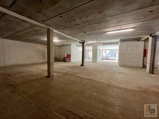 Deze zeer goed gelegen handelspanden liggen in de winkelstraat van Ronse op 100m van de Grote Markt. De handelspanden worden nog voorzien van chape!...