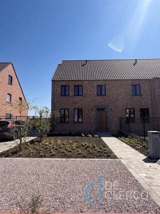<p><span>Ontdek deze prachtige halfopen woning gelegen te Laarne in een rustige omgeving met vlotte verbinding naar autosnelweg en dorpscentra! De recente woning is tot in de puntjes afgewerkt en voorzien van verlichtingsarmaturen. </span></p><p><span>De woonst wordt betreden via de inkomhal met gastentoilet. De leefruimte is gezellig in te delen en heeft dankzij de grote raampartijen een perfect zicht op de tuin met ver uitzicht op het groen. De open keuken is geïnstalleerd met de basistoestellen en veel kastruimte inclusief keukeneiland. De praktische berging is te combineren met een wasplaats. Op de eerste verdieping zijn 3 volwaardige, lichtrijke slaapkamers aanwezig. De badkamer is afgewerkt met rustgevende tinten en uitgerust met een inloopdouche, ligbad en lavabomeubel. In de nachthal is een apart toilet voorzien. Als extraatje is de tweede verdieping ingedeeld als een ruime, beloopbare zolder.</span></p><p><span>De woning is gelegen op een riant perceel met in het verlengde zicht op een prachtige weide en groen. De tuin is volledig afgesloten en afgewerkt met een groot terras plus tuinhuis van 9 vierkante meter! Vooraan is het perceel strak afgewerkt met een oprit en voortuintje. De robuuste bakstenen gevel in combinatie met het landelijk schrijnwerk bieden een tijdloze charme die meteen opvalt in het straatbeeld. Daarbovenop is de woonst uiterst energiezuinig! Dankzij de zonnepanelen, vloerverwarming en de laag temperatuur radiatoren in de slaapkamers is een laag energieverbruik gegarandeerd (e-peil 28/EPC A). Kortom biedt deze moderne woning u alles wat u nodig heeft voor een comfortabele levensstijl in een rustige doch centraal gelegen omgeving.</span></p><p><span>De halfopen woning is beschikbaar vanaf november 2026 en heeft een huurprijs van 1.550 euro. </span></p><p><span>Wordt u de nieuwste bewoner van deze volledig afgewerkte nieuwbouwwoning inclusief grote tuin? Aarzel niet en maak uw afspraak via anais@vastgoed-dc.be of via de website. </span></p>
