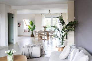 Op de gezellige Burg, hartje Torhout, vinden we dit lichtrijk en royaal appartement! <br />Dit prachtige duplex-appartement heeft een bewoonbare oppervlakte van maar liefst 177m² en bevindt zich op wandelafstand van alle accommodatie die Torhout u kan bieden. <br />Het appartement geniet van mooie en luchtige woonvolumes op de 3e en 4e verdieping van de stijlvolle Residentie "Burg", de terrassen aan voor- en achterzijde bieden u het jaar rond een aangename buitenruimte. <br />Indeling: via de inkomhal met gastentoilet en met ruimte voor vestiaire komen we in de grote leefruimte met toegang tot het zonnige terras, hier geniet je met privacy van open zicht over de Burg, ook op de achterzijde biedt het 2e terras een leuk schaduwplekje voor warme dagen. De open keuken is gerieflijk en kwalitatief ingericht, de aanpalende keukenberging/wasplaats biedt u praktisch gemak. Op de bovenverdieping situeert zich de nachthal die toegang geeft tot de 3 ruime slaapkamers en de badkamer met douche, ligbad en 2e toilet, in de hall vinden we ook nog een tweede bergruimte. <br />Het appartement wordt aangeboden met een garage die optioneel kan aangekocht worden (verkoopprijs 25.000 euro).<br />Wie centraal wil wonen, houdt van luchtige woonvolumes en stijlvolle afwerking? Aarzel niet en bezoek met ons dit mooie duplex-appartement!