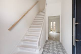 Deze instapklare woning in Zaventem is de perfecte plek voor iemand die op zoek is naar een compacte en gezellige woning. De woning heeft 2 slaapkamers en is juist opgefrist naar de huidige normen. Electriciteit conform en EPC B <br /><br />Gelijkvloers: omvat een inkomhal, leefruimte, eetplaats, keuken en toegang naar een gezellige koer.<br />Eerste verdieping: 1 slaapkamer, badkamer, inbouwdressing en wc + een vaste trap naar de tweede verdieping, waar we een grote slaapkamer vinden met een berging die eventueel als kamer kan ingericht worden.<br /><br /><br />Cette maison prête à emménager à Zaventem est l'endroit idéal pour ceux qui recherchent un logement compact et chaleureux. La maison compte 2 chambres et vient d'être rénovée selon les normes actuelles. Installation électrique conforme et certificat de performance énergétique (EPC) de classe B.<br /><br />Rez-de-chaussée : comprend un hall d'entrée, un salon, une salle à manger, une cuisine et un accès à une cour agréable.<br />Premier étage : 1 chambre, une salle de bains, un dressing intégré et des toilettes + un escalier fixe menant au deuxième étage, où se trouve une grande chambre avec un débarras pouvant éventuellement être aménagé en chambre.