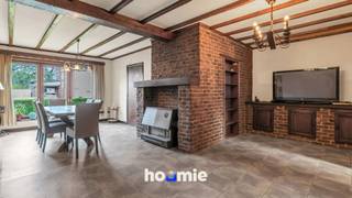 Een woning renoveren is zoveel fijner wanneer de basis goed zit.. en dat is hier absoluut het geval! <br /><br />Deze halfopen gezinswoning ligt op een mooi hoekperceel van 488 m² en biedt verrassend veel ruimte, lichtinval en mogelijkheden. Dankzij de praktische indeling en de solide basis kan je de woning stap voor stap omvormen tot een hedendaagse thuis die volledig aansluit bij jouw smaak en woonwensen.<br /><br />Op het gelijkvloers bevinden zich de inkomhal, leefruimte en keuken. De verdieping telt drie slaapkamers en een badkamer. Extra bergruimte vind je op de zolder en in de praktische provisiekelder. Buiten beschik je over een tuin rondom de woning, een garage en verschillende bijgebouwen.<br /><br />Een belangrijk voordeel is dat het dak en onderdak reeds werden vernieuwd. Daarmee is alvast een grote en belangrijke renovatiepost aangepakt. Ook binnen vormt de woning een toegankelijke basis voor verdere vernieuwing. Zo ligt er op het gelijkvloers voornamelijk vinyl, waardoor de bestaande vloerbekleding relatief eenvoudig verwijderd en vervangen kan worden.<br /><br />De woning beschikt momenteel niet over centrale verwarming, maar wordt verwarmd met afzonderlijke gaskachels. Er is dus reeds een actieve gasaansluiting aanwezig. Dit kan de overstap naar een moderne condensatieketel of een hybride verwarmingssysteem vereenvoudigen en vermijdt dat er nog een volledig nieuwe gasaansluiting moet worden aangevraagd. Uiteraard kan de koper de verwarmingsinstallatie volledig afstemmen op de geplande energetische renovatie.<br /><br />Dankzij de logische indeling, het vernieuwde dak, de bestaande gasaansluiting en de makkelijk aanpasbare vloerbekleding kan je de renovatie overzichtelijk en stap voor stap aanpakken.<br /><br />Kortom: een ruime gezinswoning met een sterke basis, veel licht en bijzonder veel mogelijkheden op een gunstige ligging in Maasmechelen. Ideaal voor wie niet op zoek is naar een standaardwoning, maar naar een plek die volledig naar eigen smaak kan worden afgewerkt. 💭<br /><br />In één oogopslag 👇<br /><br />🔹 Halfopen woning op een hoekperceel van 488 m²<br />🔹 Drie slaapkamers<br />🔹 Veel lichtinval en een praktische indeling<br />🔹 Dak en onderdak reeds vernieuwd<br />🔹 Actieve gasaansluiting en verwarming via gaskachels<br />🔹 Vinylvloer op het gelijkvloers, eenvoudig aanpasbaar<br />🔹 Zolder en provisiekelder<br />🔹 Garage, bijgebouwen en tuin rondom de woning<br />🔹 Renovatiepand met een sterke basis en veel potentieel<br /><br />👀 Benieuwd welke mogelijkheden deze woning jou biedt? Plan je bezoek en ontdek het zelf!