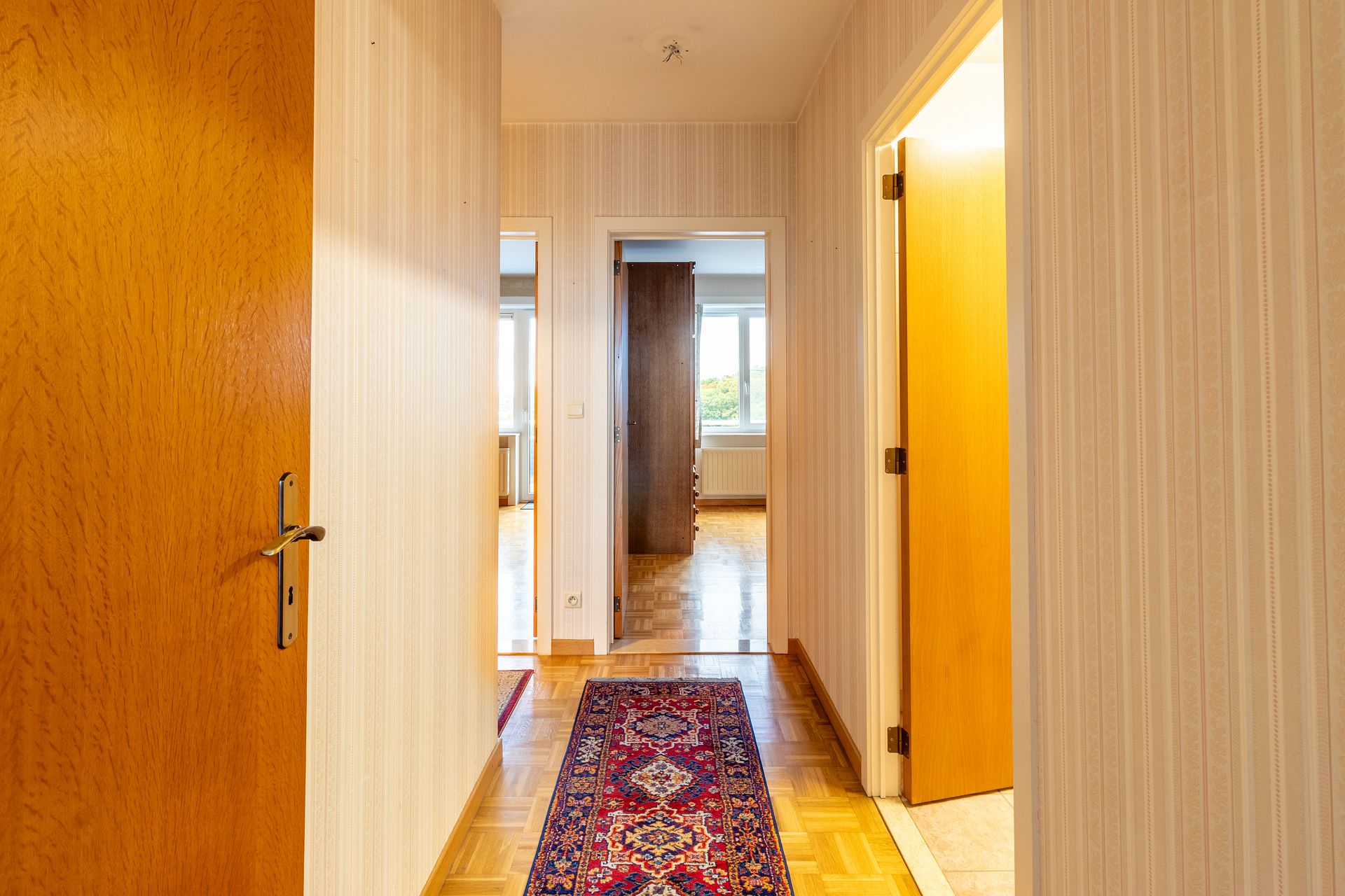 Lichtrijk twee slaapkamer appartement op gunstige locatie - foto 2