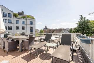 <p>Deze topgelegen opbrengsteigendom (BJ 1991) biedt een ideale mix van commerciële en residentiële functies op een centrale locatie in Oudenaarde. <br /><br />Het gebouw bestaat uit een commerciële ruimte van circa 150 m² op het gelijkvloers, twee identieke appartementen van elk ongeveer 75 m² op de eerste verdieping en een ruim duplexappartement van circa 120 m² met een zuidwestgericht terras van 30 m² op de bovenste verdiepingen. <br /><br />Onlangs werd een nieuw geïsoleerd plat dak geplaatst en nieuwe dakramen, wat zorgt voor extra comfort en energie-efficiëntie.<br />Een solide en instapklare investering met gegarandeerd verhuurpotentieel in het hartje Oudenaarde. Opbrengst €35.800 per jaar (rendement 5%!) <br /><br />Bezoek na afspraak met IMMO BEGUIN; info@immobeguin.be</p>
