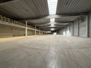 Multifunctioneel bedrijfsgebouw op toplocatie vlak naast en met visibiliteit van de E17, bestaande uit magazijn en kantoren. Uitstekend gelegen in...