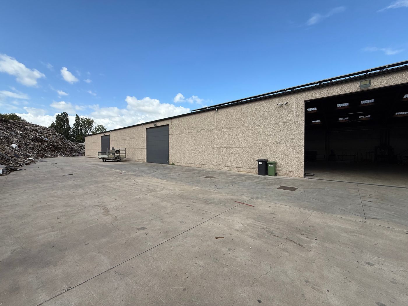 Multifunctioneel bedrijfsgebouw bestaande uit kantoren/showroom/magazijn - foto 1